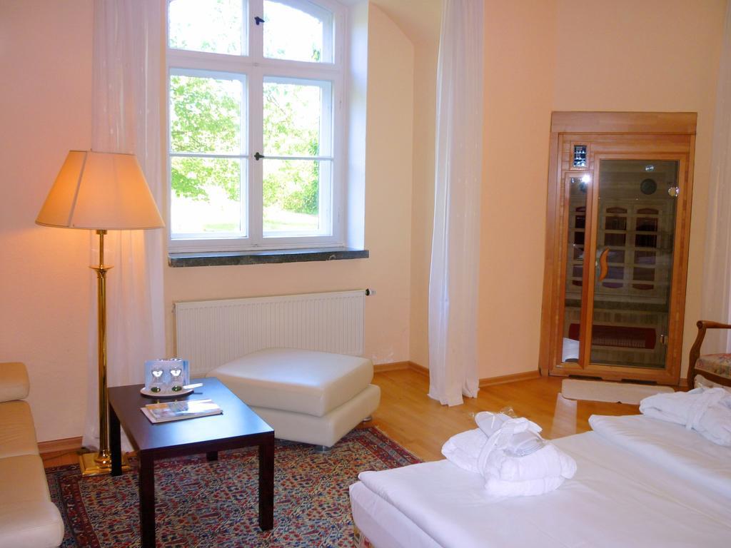 Hotel Schloss Spyker Glowe Zimmer foto